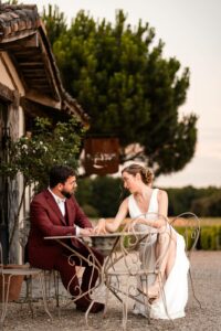 Lumière dorée de fin de journée sur le couple dans les vignes de Bordeaux