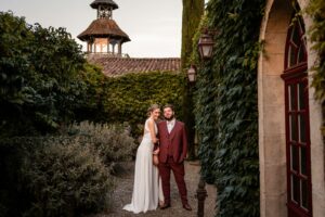 Lumière dorée de fin de journée sur le couple dans les vignes de Bordeaux