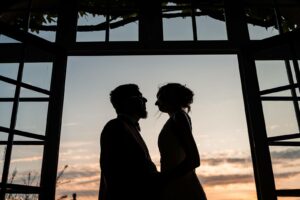 Coucher de soleil pendant les photos de couple au Château Smith Haut Lafitte