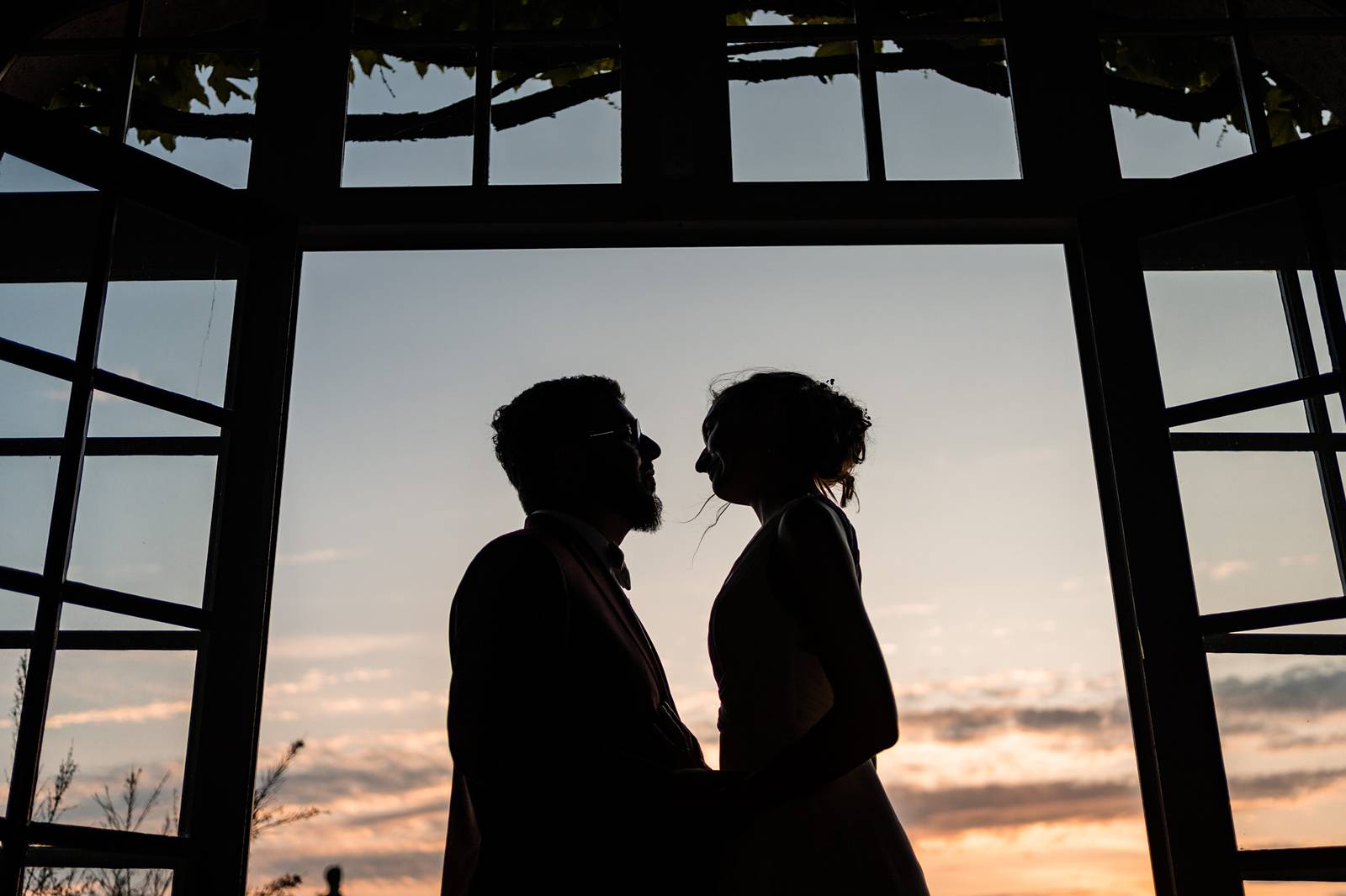 Coucher de soleil pendant les photos de couple au Château Smith Haut Lafitte