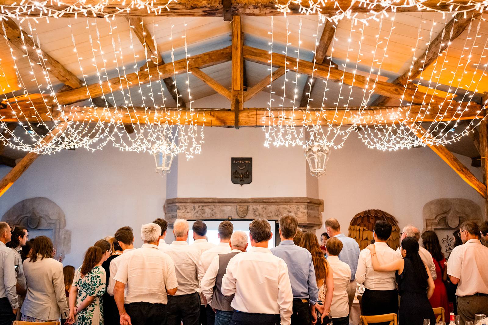 Jeu interactif Kahoot pendant le dîner de mariage, les invités jouent avec leur smartphone