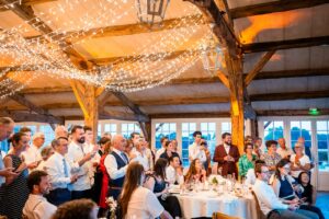 Jeu interactif Kahoot pendant le dîner de mariage, les invités jouent avec leur smartphone