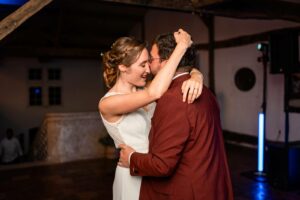 Première danse des mariés sur la piste de danse avec DJ Kage au Château Smith Haut Lafitte