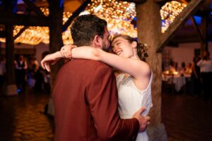 Première danse des mariés sur la piste de danse avec DJ Kage au Château Smith Haut Lafitte