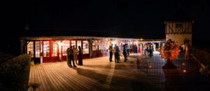 Ambiance relax sur la terrasse lors de la soirée de mariage au Château Smith Haut Lafitte