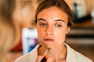Photographe de mariage en Gironde : découvrez un reportage naturel et élégant d’un mariage religieux au Château Smith Haut Lafitte en passant par le Château d’Eck et l’église de La Brède.