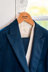 Photographe de mariage en Gironde : découvrez un reportage naturel et élégant d’un mariage religieux au Château Smith Haut Lafitte en passant par le Château d’Eck et l’église de La Brède.