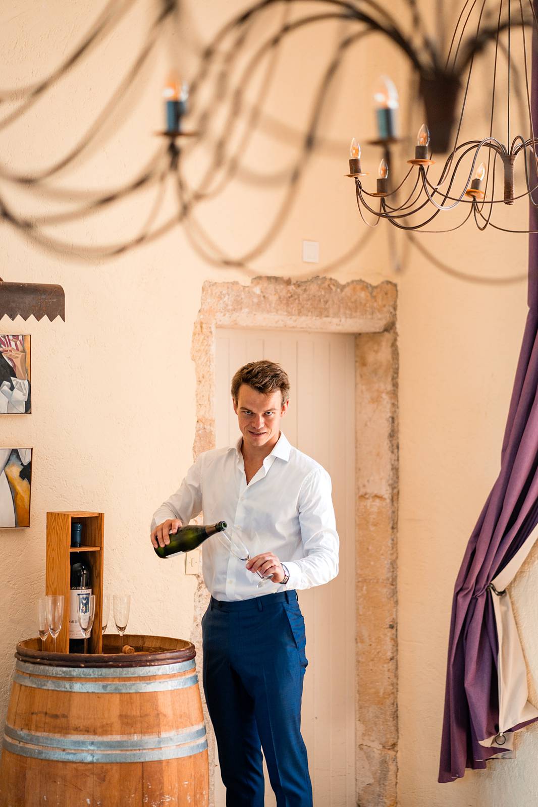Photographe de mariage en Gironde : découvrez un reportage naturel et élégant d’un mariage religieux au Château Smith Haut Lafitte en passant par le Château d’Eck et l’église de La Brède.