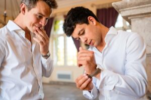 Photographe de mariage en Gironde : découvrez un reportage naturel et élégant d’un mariage religieux au Château Smith Haut Lafitte en passant par le Château d’Eck et l’église de La Brède.