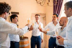 Photographe de mariage en Gironde : découvrez un reportage naturel et élégant d’un mariage religieux au Château Smith Haut Lafitte en passant par le Château d’Eck et l’église de La Brède.
