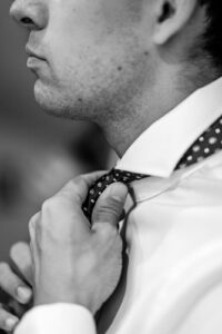 Photographe de mariage en Gironde : découvrez un reportage naturel et élégant d’un mariage religieux au Château Smith Haut Lafitte en passant par le Château d’Eck et l’église de La Brède.