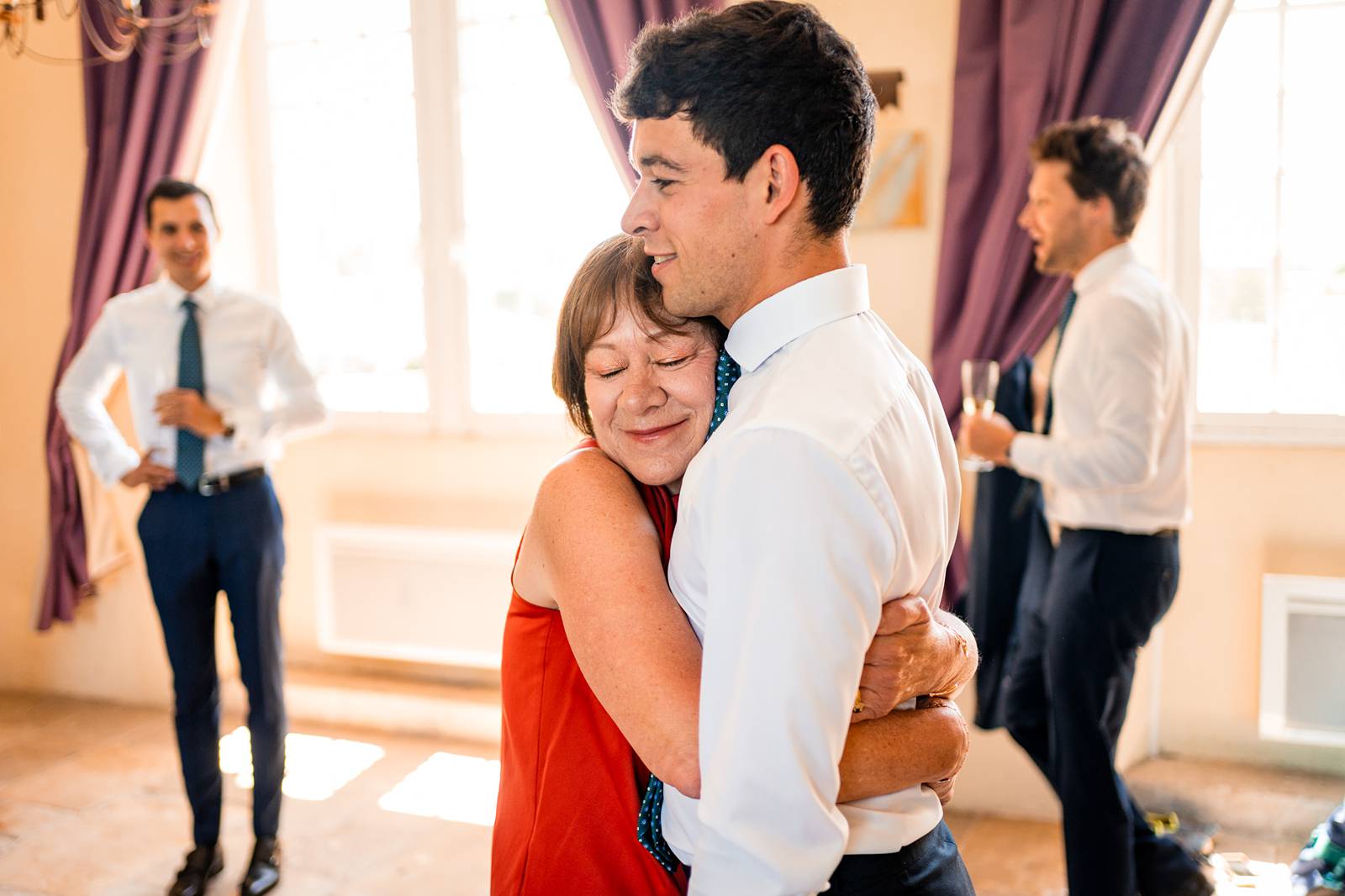 Photographe de mariage en Gironde : découvrez un reportage naturel et élégant d’un mariage religieux au Château Smith Haut Lafitte en passant par le Château d’Eck et l’église de La Brède.