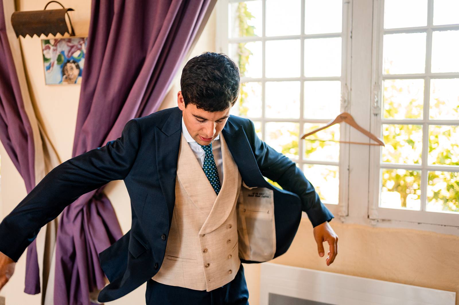 Photographe de mariage en Gironde : découvrez un reportage naturel et élégant d’un mariage religieux au Château Smith Haut Lafitte en passant par le Château d’Eck et l’église de La Brède.