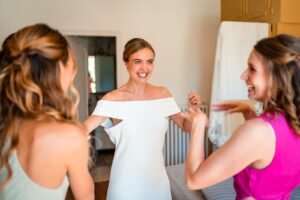 Photographe de mariage en Gironde : découvrez un reportage naturel et élégant d’un mariage religieux au Château Smith Haut Lafitte en passant par le Château d’Eck et l’église de La Brède.