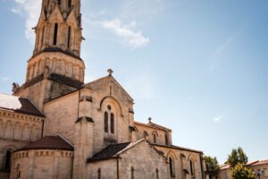 Photographe de mariage en Gironde : découvrez un reportage naturel et élégant d’un mariage religieux au Château Smith Haut Lafitte en passant par le Château d’Eck et l’église de La Brède.