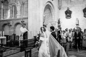 Photographe de mariage en Gironde : découvrez un reportage naturel et élégant d’un mariage religieux au Château Smith Haut Lafitte en passant par le Château d’Eck et l’église de La Brède.