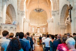 Photographe de mariage en Gironde : découvrez un reportage naturel et élégant d’un mariage religieux au Château Smith Haut Lafitte en passant par le Château d’Eck et l’église de La Brède.