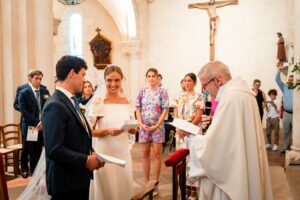 Photographe de mariage en Gironde : découvrez un reportage naturel et élégant d’un mariage religieux au Château Smith Haut Lafitte en passant par le Château d’Eck et l’église de La Brède.