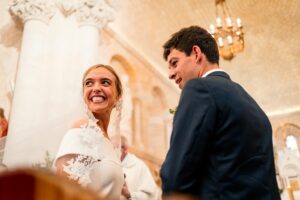 Photographe de mariage en Gironde : découvrez un reportage naturel et élégant d’un mariage religieux au Château Smith Haut Lafitte en passant par le Château d’Eck et l’église de La Brède.