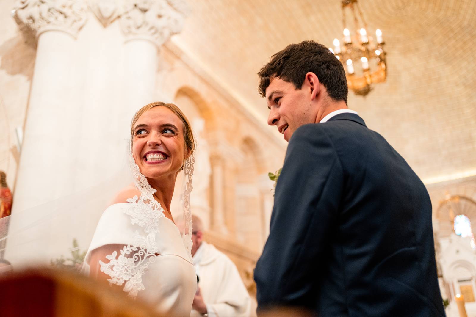 Photographe de mariage en Gironde : découvrez un reportage naturel et élégant d’un mariage religieux au Château Smith Haut Lafitte en passant par le Château d’Eck et l’église de La Brède.