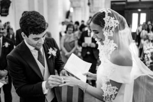 Photographe de mariage en Gironde : découvrez un reportage naturel et élégant d’un mariage religieux au Château Smith Haut Lafitte en passant par le Château d’Eck et l’église de La Brède.