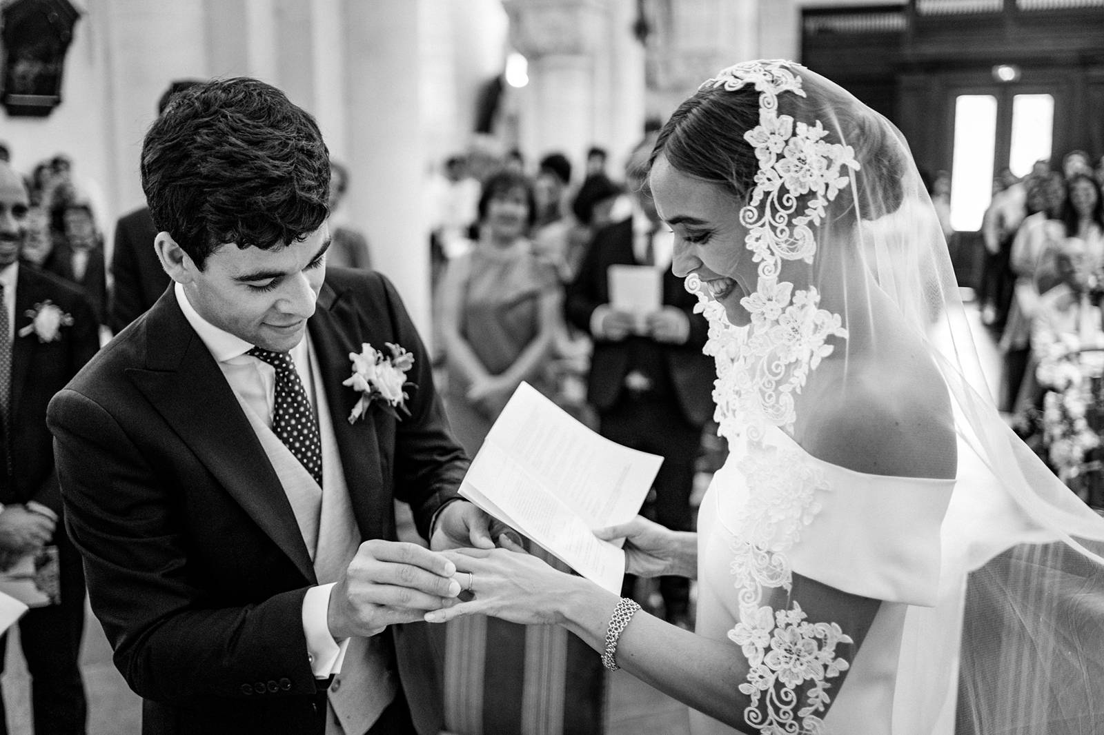 Photographe de mariage en Gironde : découvrez un reportage naturel et élégant d’un mariage religieux au Château Smith Haut Lafitte en passant par le Château d’Eck et l’église de La Brède.