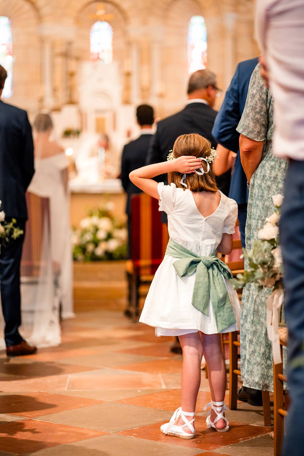 Photographe de mariage en Gironde : découvrez un reportage naturel et élégant d’un mariage religieux au Château Smith Haut Lafitte en passant par le Château d’Eck et l’église de La Brède.