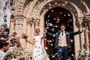Photographe de mariage en Gironde : découvrez un reportage naturel et élégant d’un mariage religieux au Château Smith Haut Lafitte en passant par le Château d’Eck et l’église de La Brède.