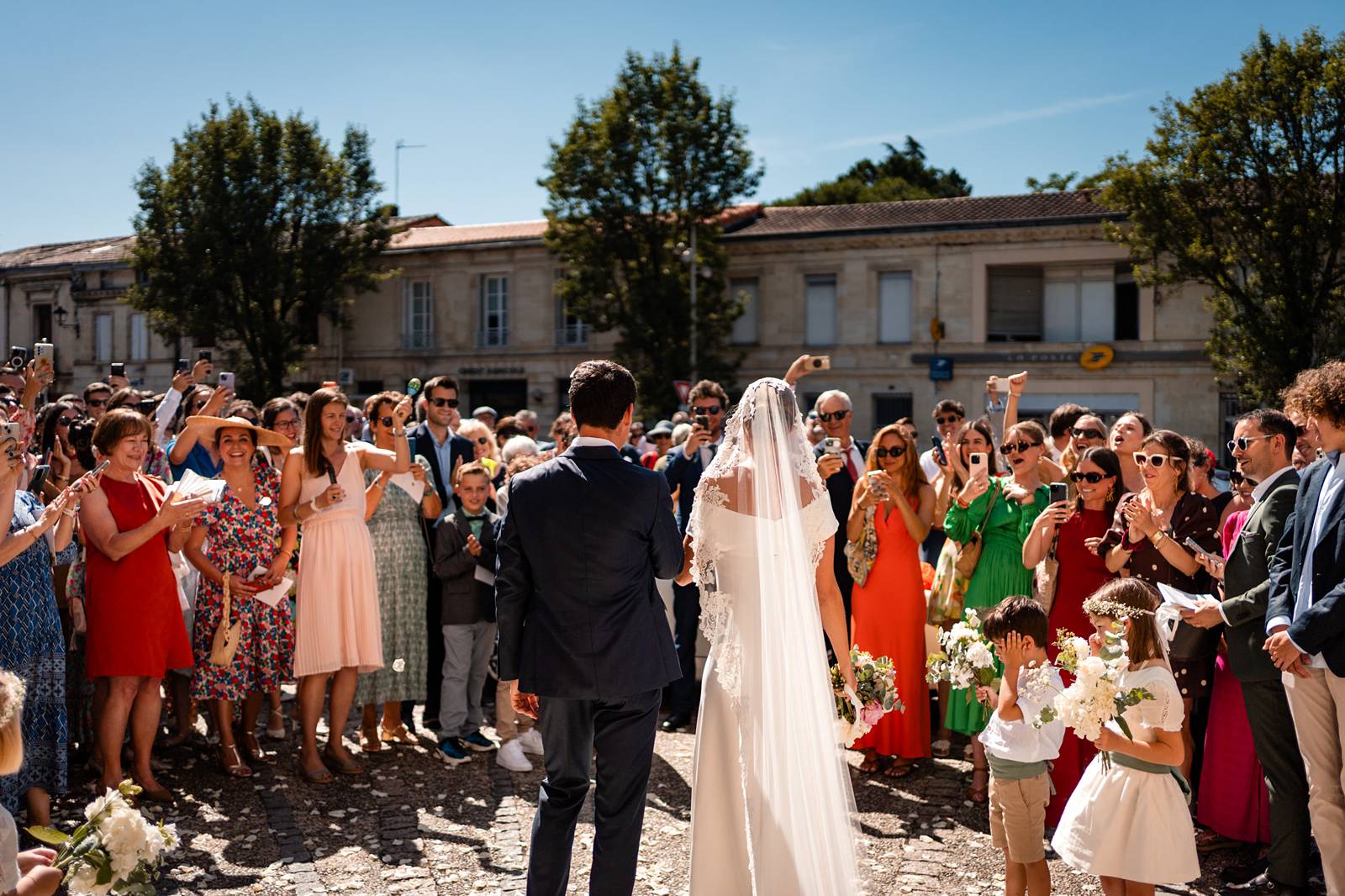 Photographe de mariage en Gironde : découvrez un reportage naturel et élégant d’un mariage religieux au Château Smith Haut Lafitte en passant par le Château d’Eck et l’église de La Brède.