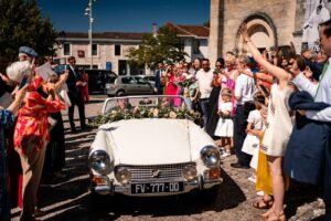 Photographe de mariage en Gironde : découvrez un reportage naturel et élégant d’un mariage religieux au Château Smith Haut Lafitte en passant par le Château d’Eck et l’église de La Brède.