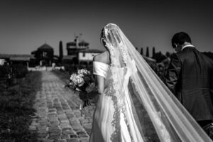 Photographe de mariage en Gironde : découvrez un reportage naturel et élégant d’un mariage religieux au Château Smith Haut Lafitte en passant par le Château d’Eck et l’église de La Brède.