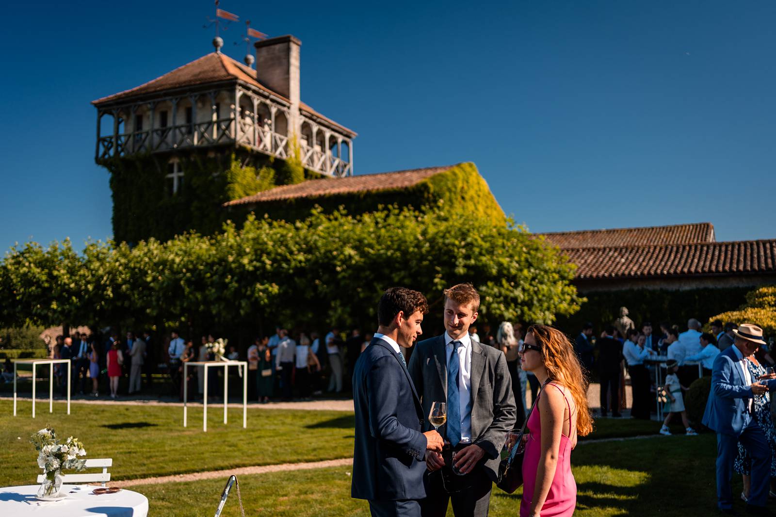 Photographe de mariage en Gironde : découvrez un reportage naturel et élégant d’un mariage religieux au Château Smith Haut Lafitte en passant par le Château d’Eck et l’église de La Brède.