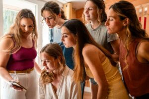 Photographe de mariage en Gironde : découvrez un reportage naturel et élégant d’un mariage religieux au Château Smith Haut Lafitte en passant par le Château d’Eck et l’église de La Brède.