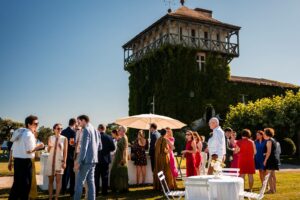 Photographe de mariage en Gironde : découvrez un reportage naturel et élégant d’un mariage religieux au Château Smith Haut Lafitte en passant par le Château d’Eck et l’église de La Brède.