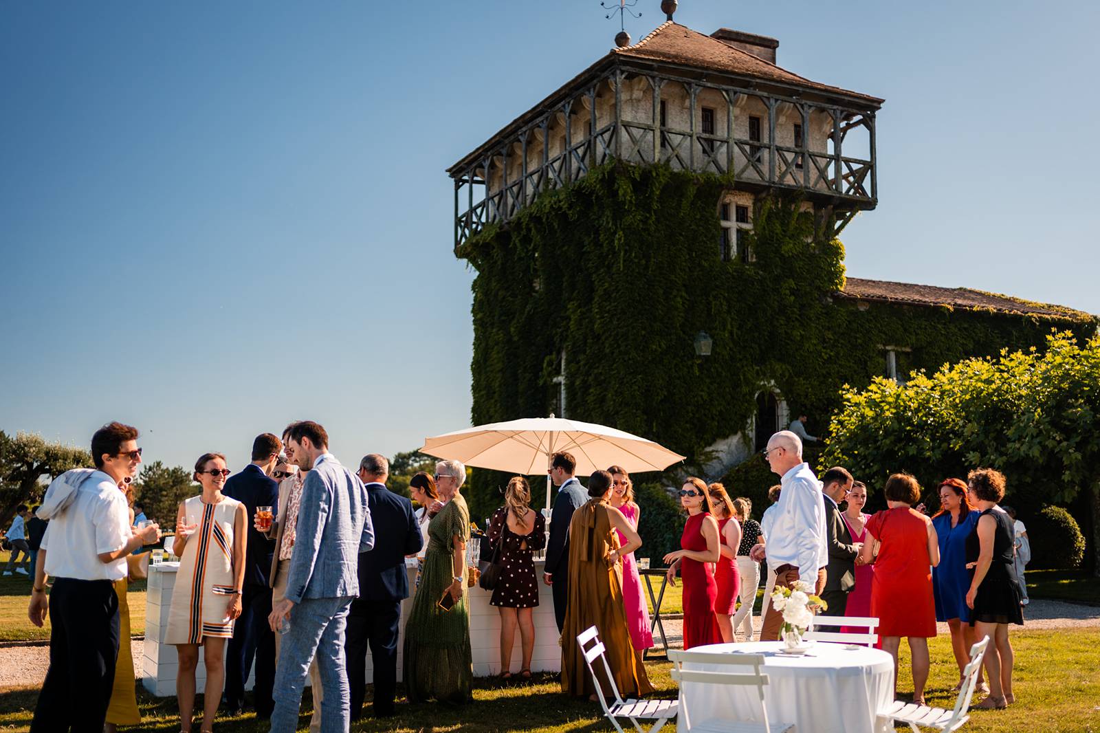 Photographe de mariage en Gironde : découvrez un reportage naturel et élégant d’un mariage religieux au Château Smith Haut Lafitte en passant par le Château d’Eck et l’église de La Brède.