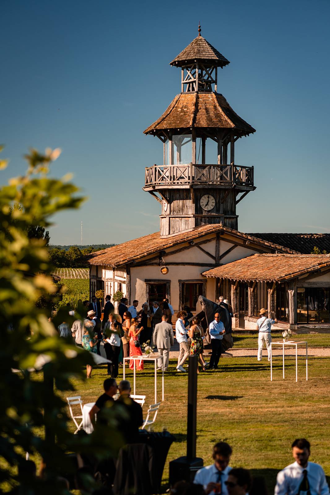 Photographe de mariage en Gironde : découvrez un reportage naturel et élégant d’un mariage religieux au Château Smith Haut Lafitte en passant par le Château d’Eck et l’église de La Brède.