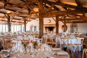 Photographe de mariage en Gironde : découvrez un reportage naturel et élégant d’un mariage religieux au Château Smith Haut Lafitte en passant par le Château d’Eck et l’église de La Brède.