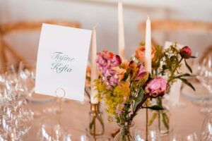 Photographe de mariage en Gironde : découvrez un reportage naturel et élégant d’un mariage religieux au Château Smith Haut Lafitte en passant par le Château d’Eck et l’église de La Brède.