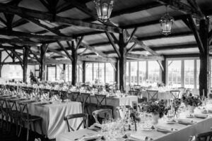 Photographe de mariage en Gironde : découvrez un reportage naturel et élégant d’un mariage religieux au Château Smith Haut Lafitte en passant par le Château d’Eck et l’église de La Brède.