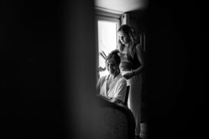 Photographe de mariage en Gironde : découvrez un reportage naturel et élégant d’un mariage religieux au Château Smith Haut Lafitte en passant par le Château d’Eck et l’église de La Brède.