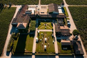 Photographe de mariage en Gironde : découvrez un reportage naturel et élégant d’un mariage religieux au Château Smith Haut Lafitte en passant par le Château d’Eck et l’église de La Brède.