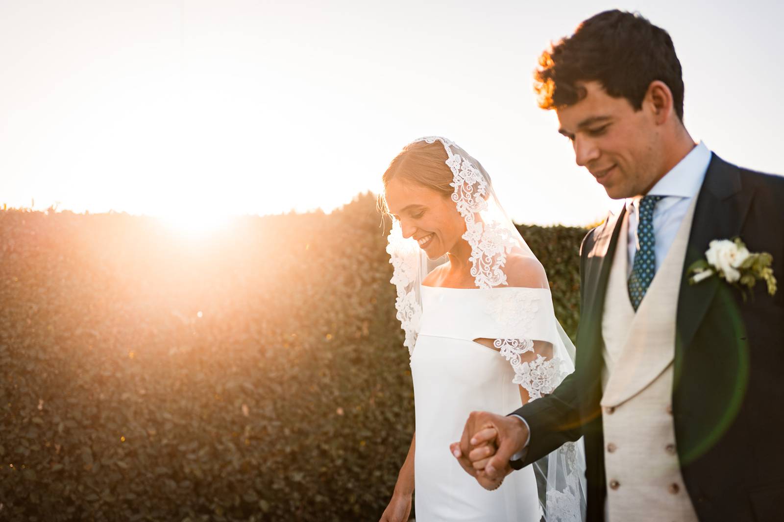 Photographe de mariage en Gironde : découvrez un reportage naturel et élégant d’un mariage religieux au Château Smith Haut Lafitte en passant par le Château d’Eck et l’église de La Brède.