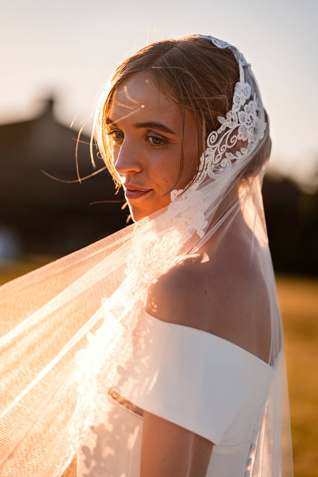 Photographe de mariage en Gironde : découvrez un reportage naturel et élégant d’un mariage religieux au Château Smith Haut Lafitte en passant par le Château d’Eck et l’église de La Brède.