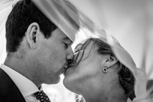 Photographe de mariage en Gironde : découvrez un reportage naturel et élégant d’un mariage religieux au Château Smith Haut Lafitte en passant par le Château d’Eck et l’église de La Brède.