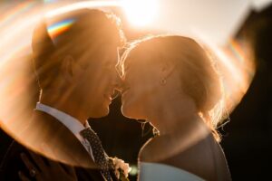 Photographe de mariage en Gironde : découvrez un reportage naturel et élégant d’un mariage religieux au Château Smith Haut Lafitte en passant par le Château d’Eck et l’église de La Brède.