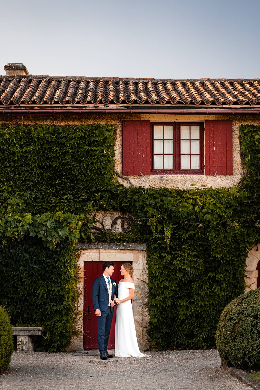 Photographe de mariage en Gironde : découvrez un reportage naturel et élégant d’un mariage religieux au Château Smith Haut Lafitte en passant par le Château d’Eck et l’église de La Brède.