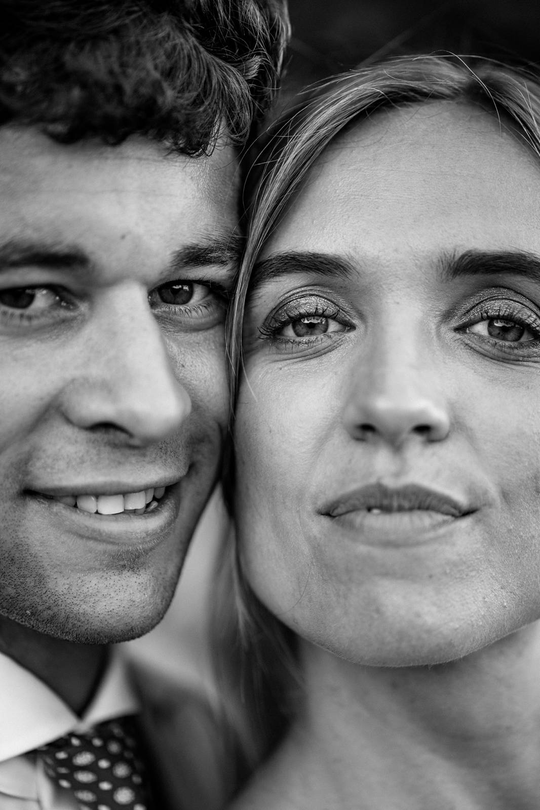Photographe de mariage en Gironde : découvrez un reportage naturel et élégant d’un mariage religieux au Château Smith Haut Lafitte en passant par le Château d’Eck et l’église de La Brède.