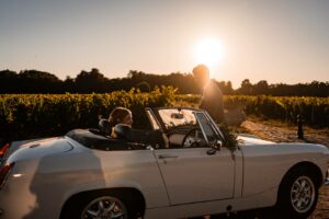 Photographe de mariage en Gironde : découvrez un reportage naturel et élégant d’un mariage religieux au Château Smith Haut Lafitte en passant par le Château d’Eck et l’église de La Brède.