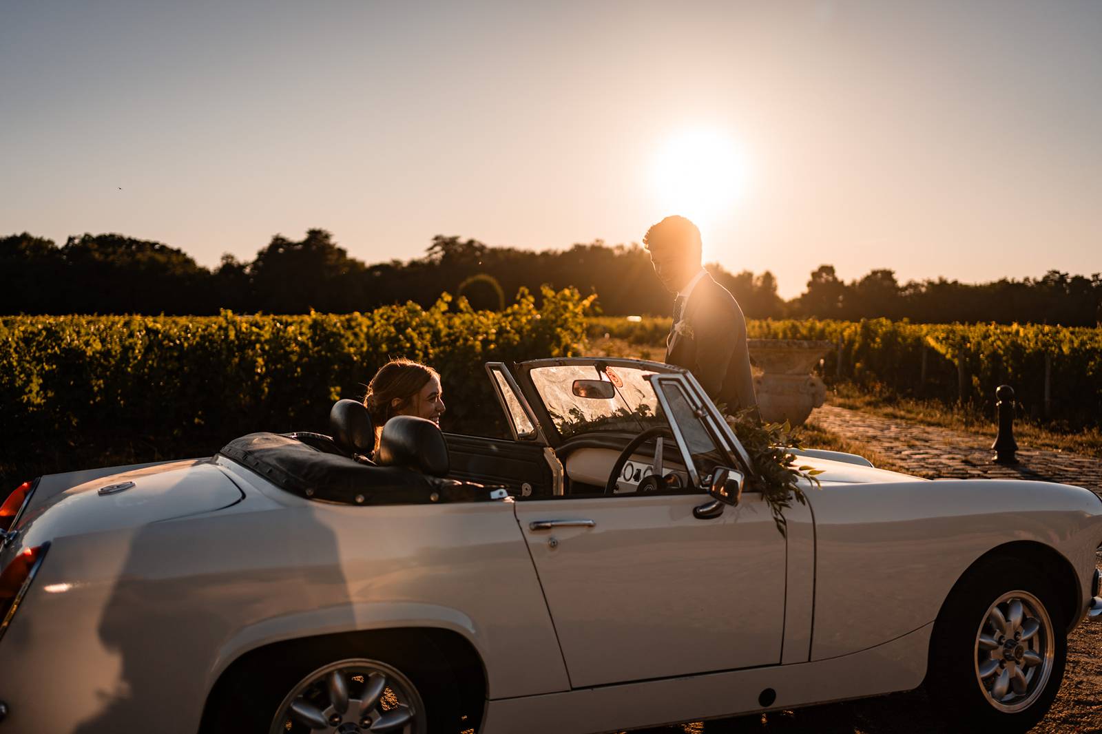 Photographe de mariage en Gironde : découvrez un reportage naturel et élégant d’un mariage religieux au Château Smith Haut Lafitte en passant par le Château d’Eck et l’église de La Brède.