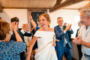 Photographe de mariage en Gironde : découvrez un reportage naturel et élégant d’un mariage religieux au Château Smith Haut Lafitte en passant par le Château d’Eck et l’église de La Brède.